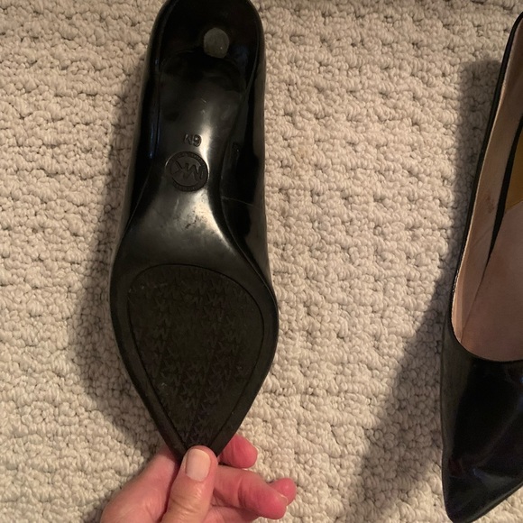 Kors size 6 women’s patent leather pumps. Orig price $120. Well cared for - Picture 2 of 4